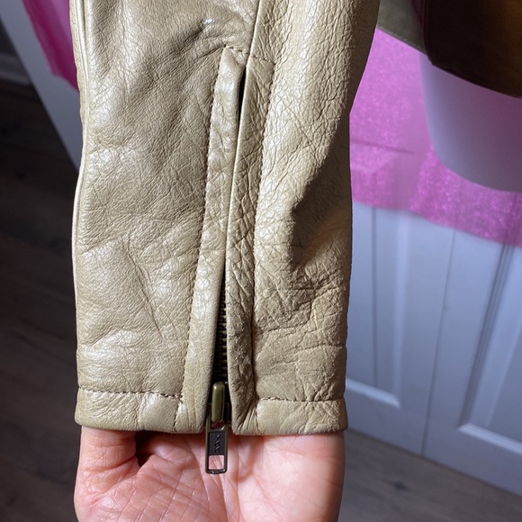 Triumph Motorcycle Jacket with all four pieces of shoulder & elbow armor. EUC - Picture 9 of 16